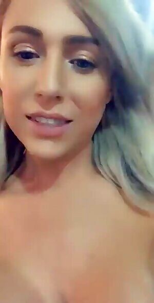 Nikki Jade Taylor shows her tits in a public street