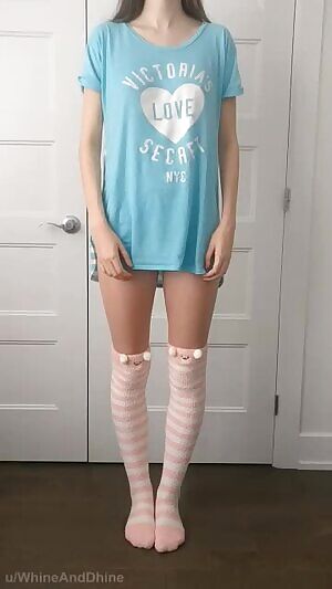 Hiding something under this baggy shirt