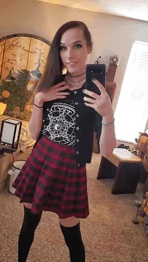 Hey do you like my new skirt? 🖤