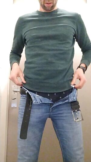 Do a little strip, make a little wank. Hoping to get down tonight 😊 38M4F