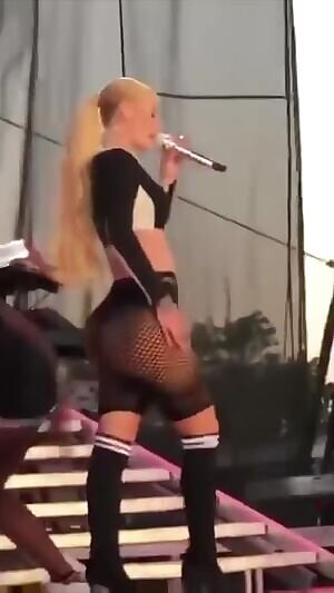 I love jerking it to Iggy Azalea's big fat ass