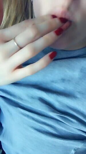 Red nails for v day