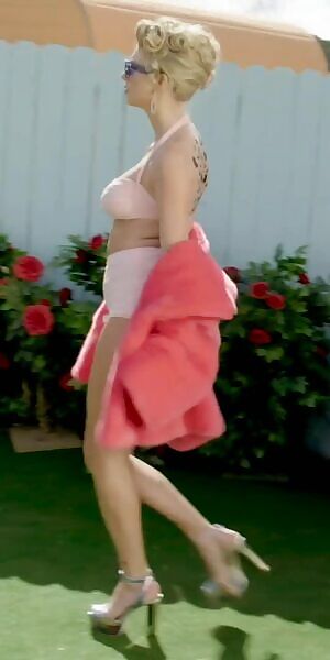 I will never get tired of loving Taylor Swift. Her body and beauty is outrageous.