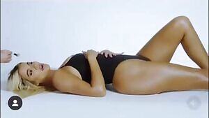 Khloe showing off her phat booty