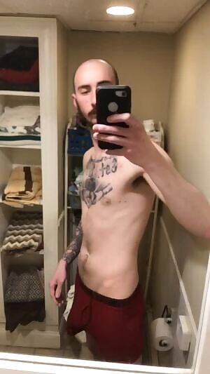 In need of a naked bro to spend time with tonight😩