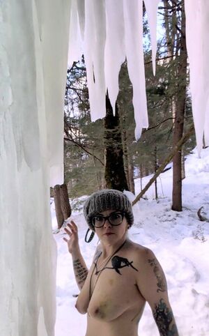 Cold & Snow Big Tits Outdoor