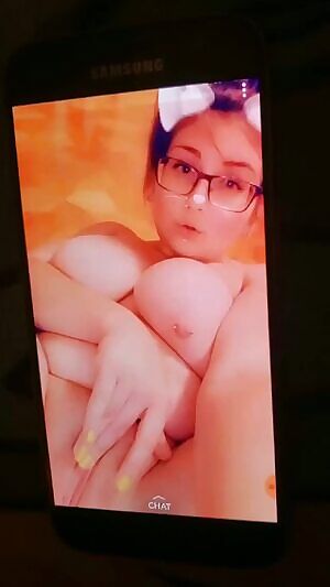 YouTube react girl Alix Archer