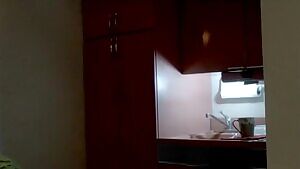 Carolina Ravassa shows off her flexible plot on 