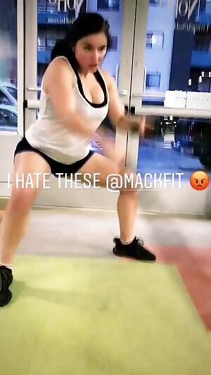 Sweaty jiggly fuckpig Ariel 😍