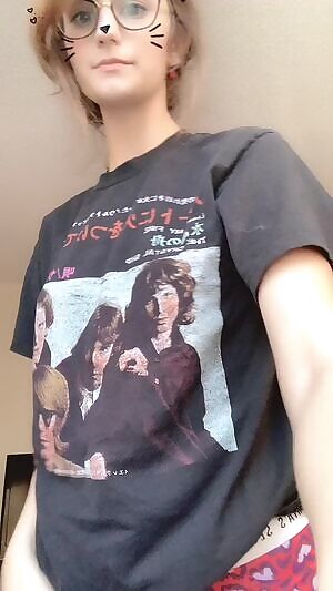 Hi guys!! I made this lil gif to show off my cute butt and tell you I changed my insta irl to cosplay.kitten this has been a friendly PSA ty