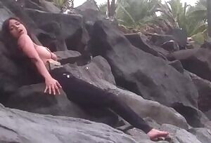 On The Rocks – Poonam Pandey 60MB