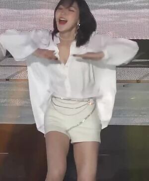 Red Velvet - Wendy's Cleavage