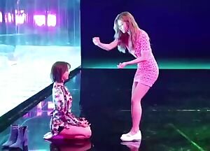TWICE Sana touch smoothly Jihyo