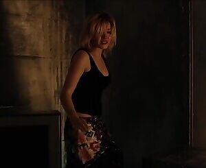 Elisha Cuthbert casual jiggle in cleavage