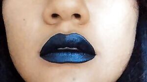 Glitter that shows up when you rub your lips 🖤✨