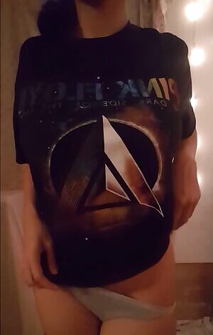 She's A Fan Of Pink Floyd - Reveal