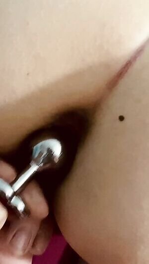 Love watching her right ass stretch.