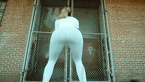 Squat with Summer Lynn