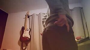 Teasing u with my femme hips and virgin ass😈