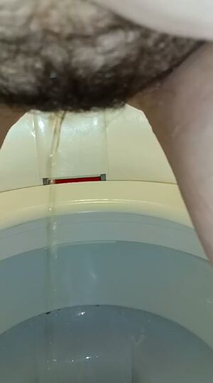 Girls Peeing/Pissing💦 Fansly Golden Shower NSFW