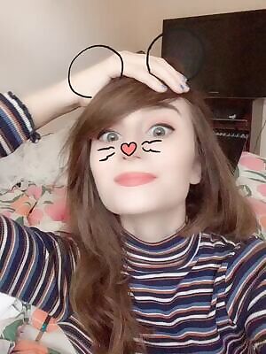 You knowww she’s a freak when she pulls her own hair ... pls follow edenjones118 on insta!