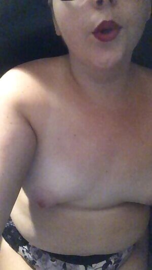 Curvy hips and red lips 💋