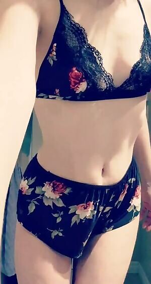 Love the profile view and *pop* at the end of this gif😘