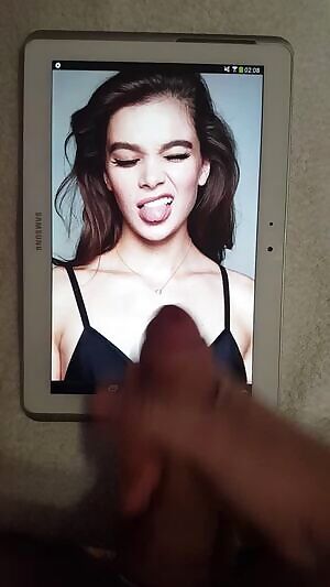 A thick load for Hailee Steinfeld