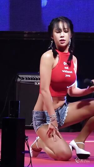 Switch Duyoo 'Underboob queen' is back