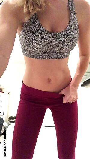 Helping make your Monday better with a little thigh gap and a lot o jiggle🍑😘