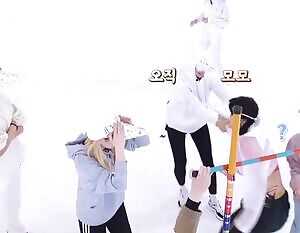 Twice Jeongyeon trying to undress Momo