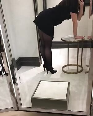 ound out theres a pretty good echo in this fitting room when I fell over the first time trying to film this 🤷‍♀️😉