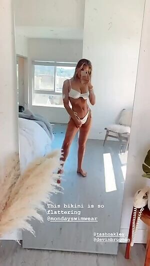 Kara Del Toro Displays Her Fit Body, Legs & Nice Cleavage