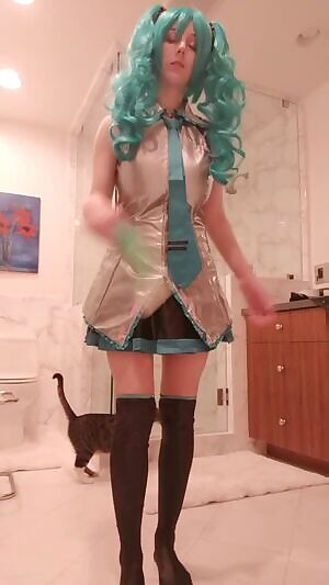 I'm online until 11:30PM PST for the hatsune miku rave!!