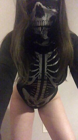 I'm only missing one bone... yours 💀👅