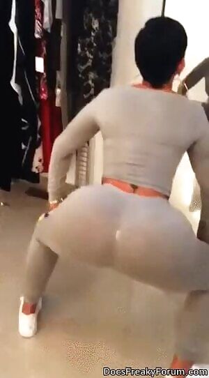 Ana Carolina - Twerking in gray pants