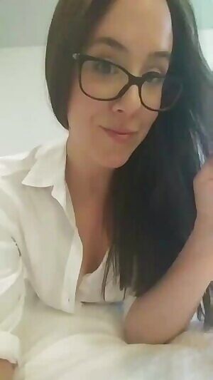 I'm online and feeling feisty! Come and get a video heavy kik session with this kinky housewife ;)