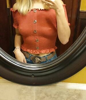 Flashing at my regular bar... Wonder if someone will recognize me 😳