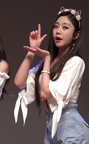 JISOO - Finger licking good.