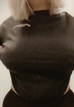 Can’t help but strip in front of you 💋