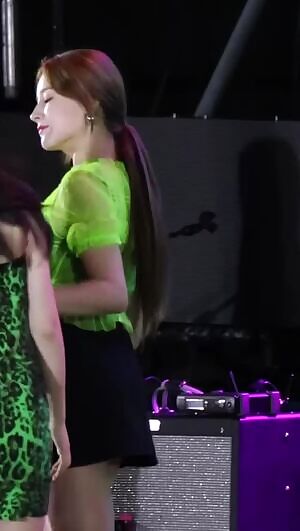 Momoland - Nancy & Ahin