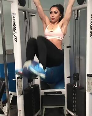 Canadian figure skater Gabrielle Daleman works her core