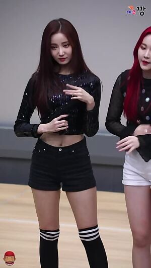Momoland - Yeonwoo knows how to grip it