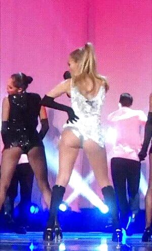 What I wouldn't give to bury my face in her butt 🔥