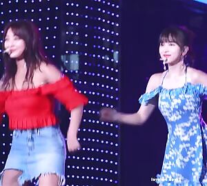 TWICE - Jihyo feat. Tzuyu 🍑