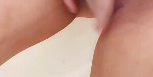 I want to squirt all over your cock 💦