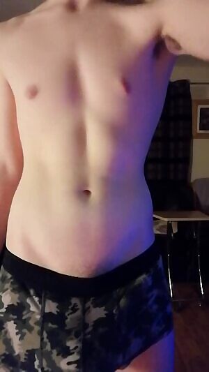 Any horny girls wanting to chat? 😉