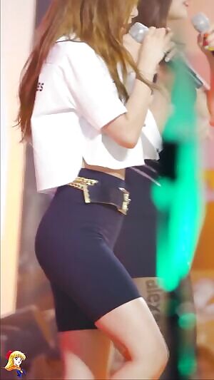 Seulgi’s ass - Red Velvet + Yeri & Wendy