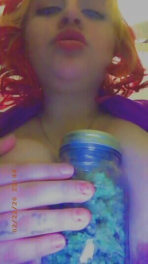 TiDDy fuck with a weed jar? Wha? 🍃