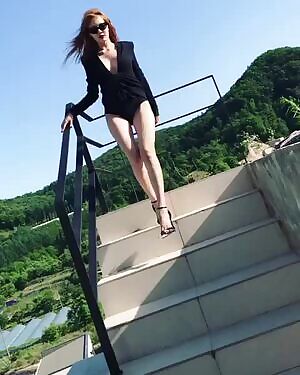 Hyuna - Sexy walk in sexy dress